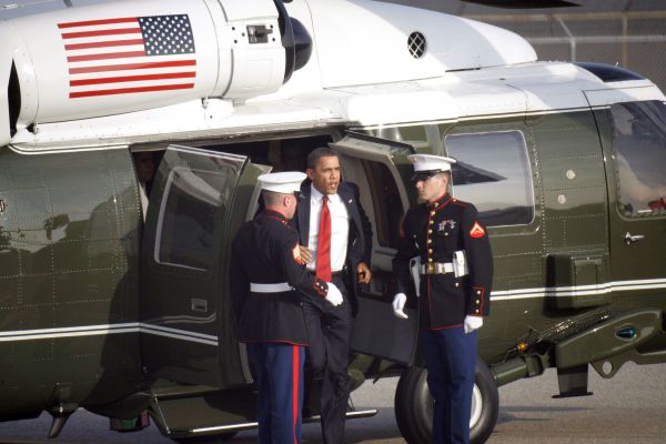 Obama s helikoptérou, která ho dopraví z letiště do Londýna. 